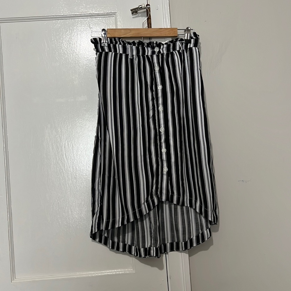 Pre owned Justice Black and White Lines Girls Skirt size 14 /16